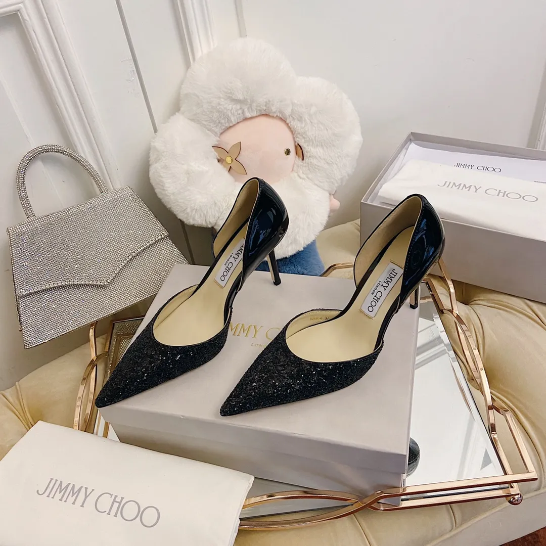 👟👟Ex-factory price 520👟👟 JIMMY CHOO A pair of high heels that can conquer all men👠Easy to wear and versatile, a must-have item for the annual meeting🥂Bilng Bilng is so beautiful that no one can take your breath away Material: Special Crete spliced cow patent leather ➰🍸Sheepskin lining Italian leather outsole Available in three colors: black, nude, silver Size: 34-42 With a height of 8cm, it is packaged simultaneously at the counter!
